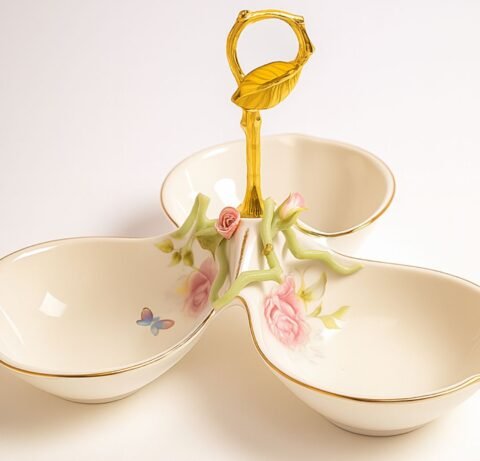 Eleganță în Trei Secțiuni: Platou Floral din Porțelan cu Accente Aurii