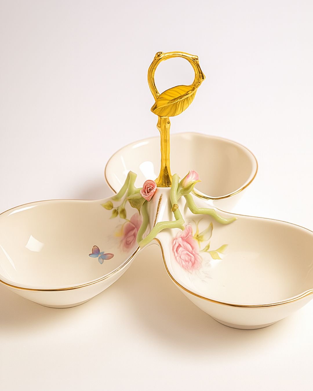 Eleganță în Trei Secțiuni: Platou Floral din Porțelan cu Accente Aurii