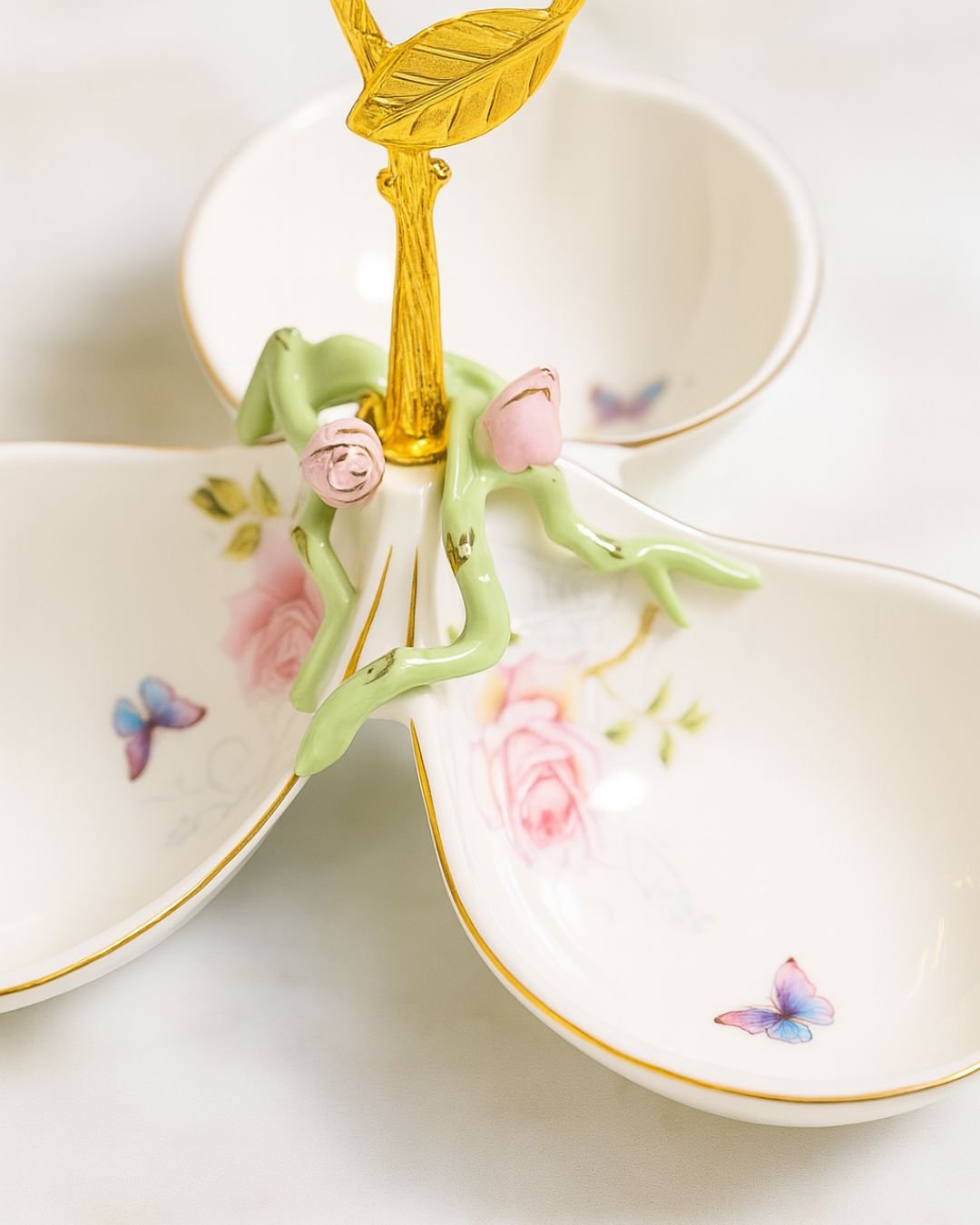 Eleganță în Trei Secțiuni: Platou Floral din Porțelan cu Accente Aurii - imagine 3