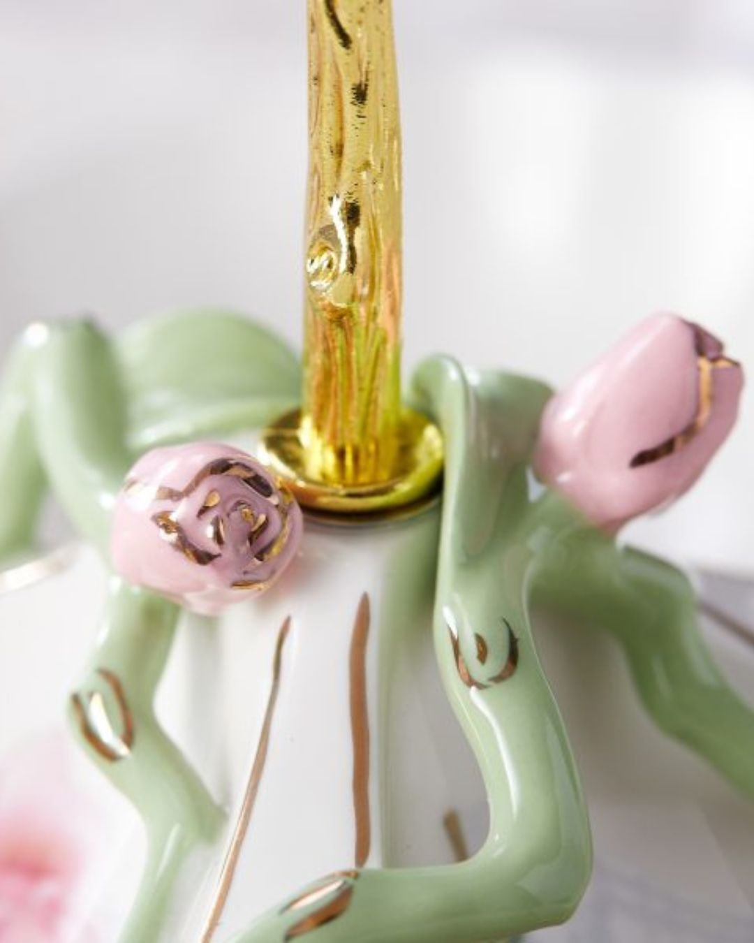 Eleganță în Trei Secțiuni: Platou Floral din Porțelan cu Accente Aurii - imagine 6