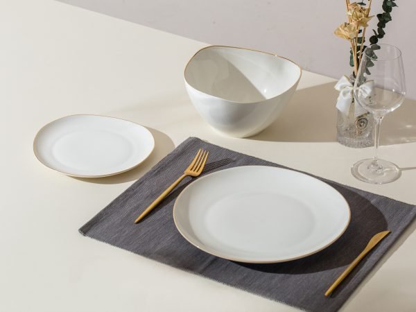 Arta în Farfurii: Serviciu de Masă cu Forme Organice și Tușe Aurii pentru 6 Persoane