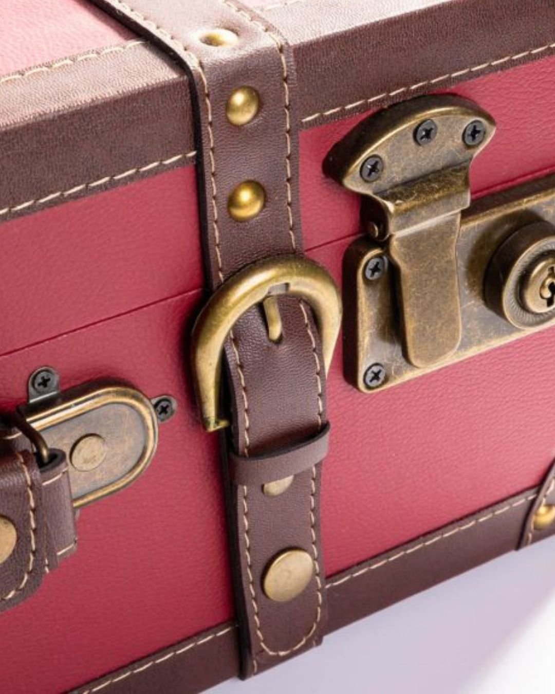 Set 3 Valize Decorative Vintage Roșii cu Detalii Retro – Eleganță Clasică pentru Casa Ta - imagine 5