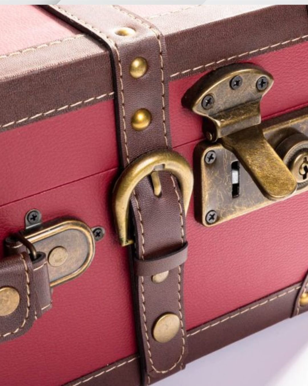 Set 3 Valize Decorative Vintage Roșii cu Detalii Retro – Eleganță Clasică pentru Casa Ta - imagine 3