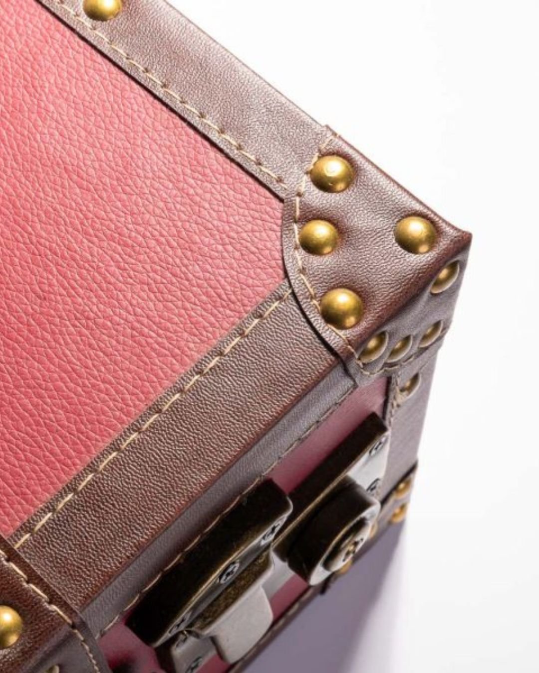 Set 3 Valize Decorative Vintage Roșii cu Detalii Retro – Eleganță Clasică pentru Casa Ta - imagine 2