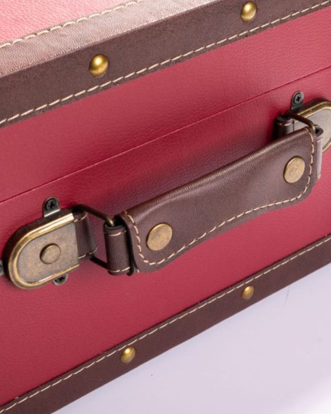 Set 3 Valize Decorative Vintage Roșii cu Detalii Retro – Eleganță Clasică pentru Casa Ta - imagine 4