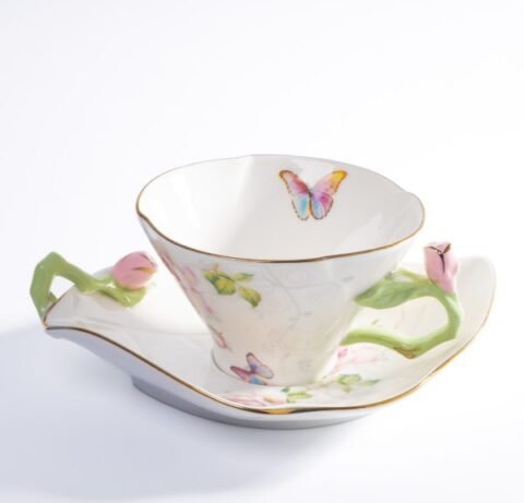 Ritualuri Delicate: Set Floral cu Cești, Tăviță și Atingeri Aurii